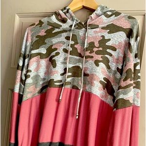 Women’s XXL Long Sleeve lightweight top with hood.